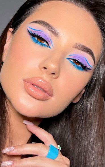 30 Spring Makeup Trends 2022 Bright Blue Graphic Line And Lavender Eyeshadow