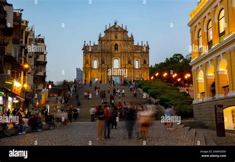 Los turistas que visitan las famosas ruinas de la catedral de São Paulo