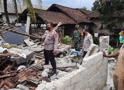 Ditinggal Ke Sawah Rumah Warga Talun Blitar Roboh FaktualNews Co