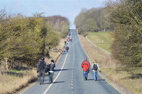 Los Juerguistas Caminan A Lo Largo De Un Camino Desde El Antiguo