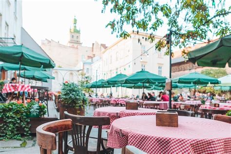 Pessoas Comendo Falando Bebendo No Restaurante Caf Ao Ar Livre Foto