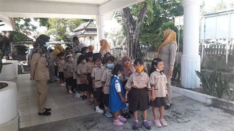 Puluhan Anak TK Pembina Taman Sari Belajar Cinta Buku Di Perpusprov Babel