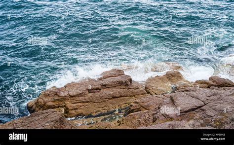 Claboussures Des Vagues De L Oc An Se Briser Contre Les Roches Nues