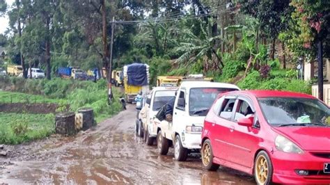 Warga Kertasari Kab Bandung Kaget Tiba Tiba Air Bah Muncul Jalan Raya