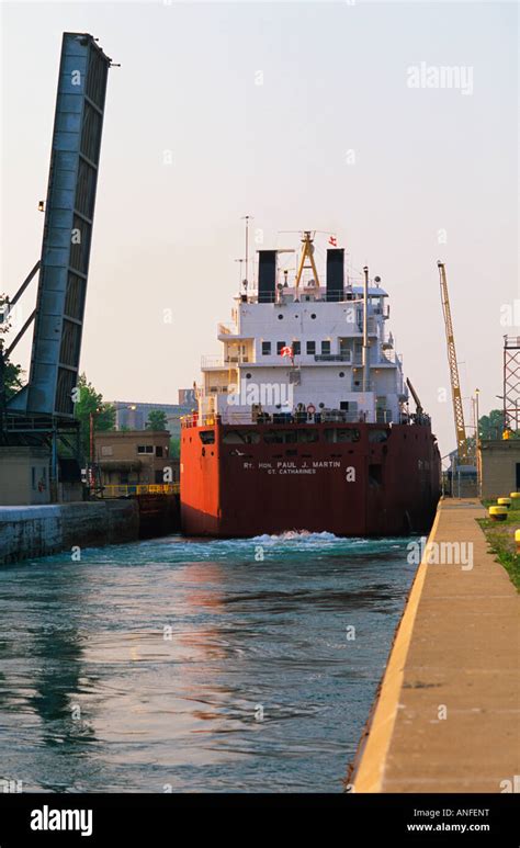 St lawrence seaway locks hi-res stock photography and images - Alamy