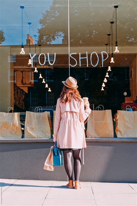 «portrait Of Beautiful Woman Shopping Drinking Coffee Del Colaborador