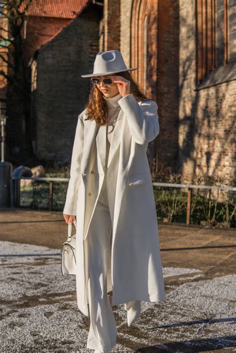 Elegant White Monochrome Outfit For The Winter In An Elegant Fashion