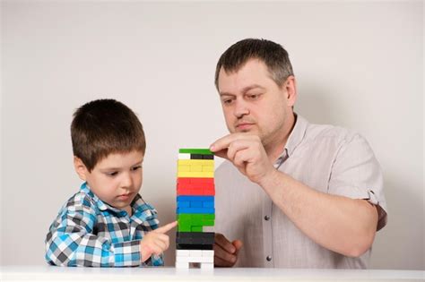 Pap E Hijo Juegan Un Juego De Mesa De Jenga Foto Premium