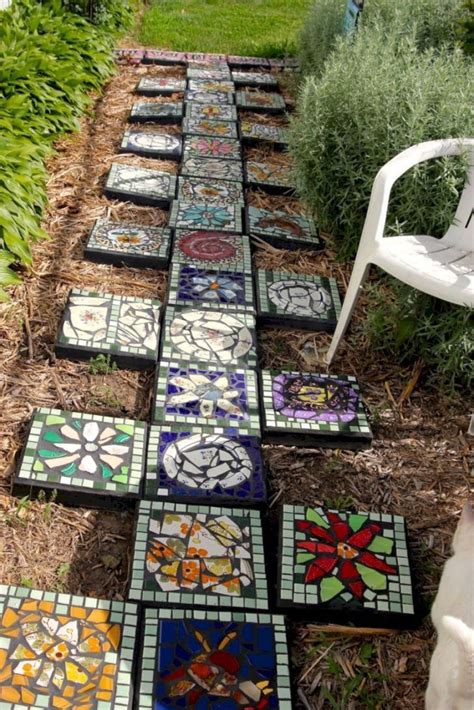 Pretty Diy Mosaic Decorations To Inspire Your Own Garden 31 Garden