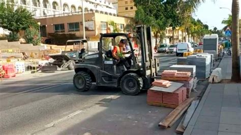 Los Trabajos De Mejora En La Acera Norte De La Avenida Carlota