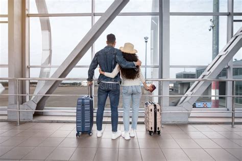 Vue Arrière D un Couple Romantique Qui Regarde Par La Fenêtre Au