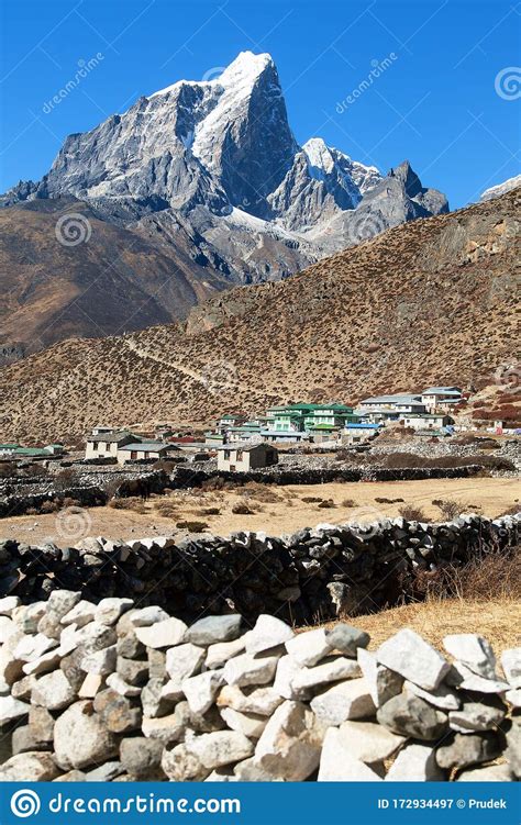 Lodge O Hotel En El Pueblo De Dingboche Y Himalayas Imagen De Archivo