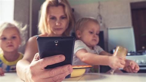 Как использование смартфонов родителями влияет на их детей — Ferra.ru