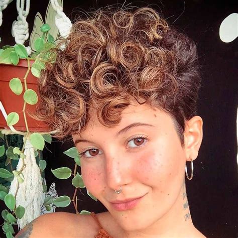 71 Sassy Short Curly Hairstyles To Wear At Any Age Acconciature Per