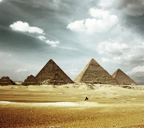 Asombroso Cielo Sobre Las Grandes Pir Mides De Giza Foto De Archivo