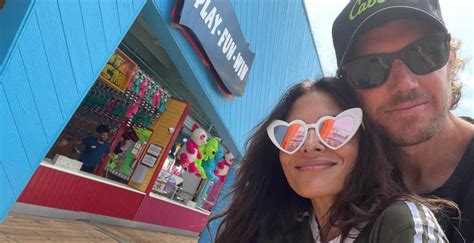 Chi Sarah Shahi Billie In Sex Life Et Instagram E Film