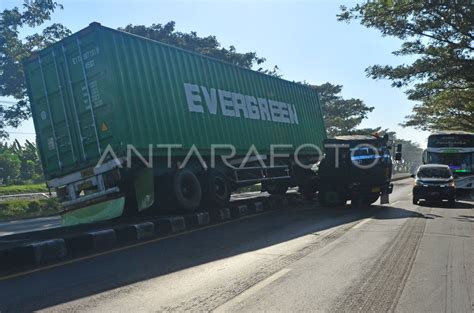 KECELAKAAN TRUK KONTAINER ANTARA Foto