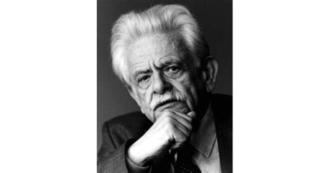 Человек - животное, замечающее, что убивает.… | Элиас Канетти — Цитата