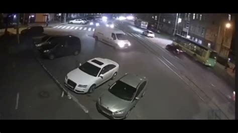 ДТП на Соборній: Audi знесла кілька авто, паркан та врізалась у школу ...