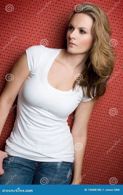 Pose blonde de modèle photo stock Image du blonde femmes 10688186