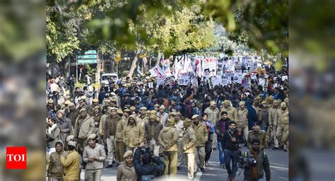 Delhi Police Take Jnusu Jnuta Protesters To Meet Hrd Officials Delhi