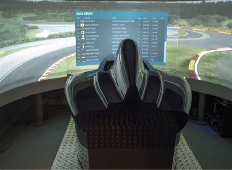 Závodní simulátor Formule 1 | Esennce.cz