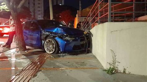 Motorista dá cavalo de pau e destrói BMW em muro de escritório na