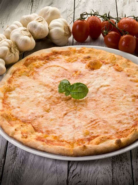 Pizza with Buffalo Mozzarella Stock Photo - Image of culture, leaf: 19274212