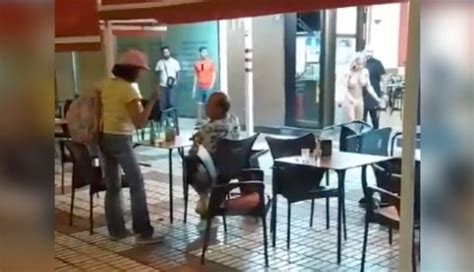 Una Mujer Desnuda Se L A A Empujones Y Sillazos En La Terraza De Un Bar