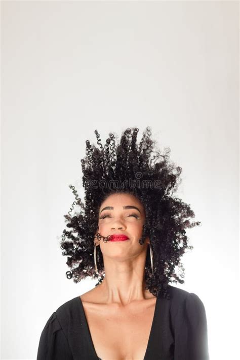 Mujer Joven Sonriente Lanzando Su Pelo Al Aire Foto De Archivo Imagen