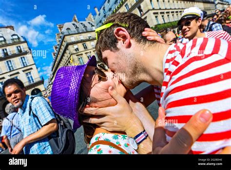 Gay pride paris Banque de photographies et dimages à haute résolution Alamy