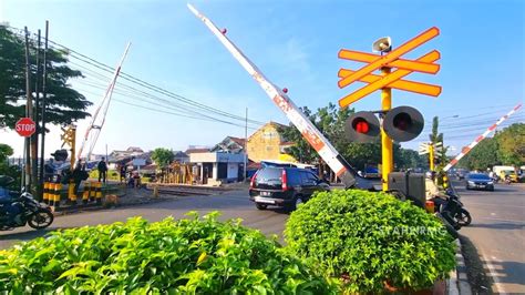 Palang Pintu Perlintasan Kereta Api Laswi Bandung Youtube