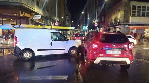 Una furgoneta choca contra un coche en el cruce de A Ciguñeira