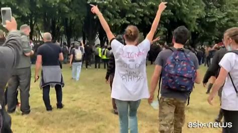 Scontri A Parigi Durante Protesta Del Personale Medico