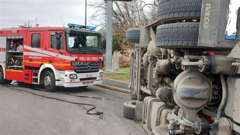 Saronno Camion Carico Di Spazzatura Ribaltato All Uscita Dell