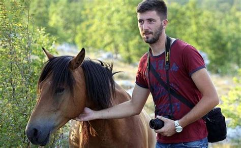 SVAKA ČAST Ovaj mladi Mostarac spasava od žeđi divlje konje u