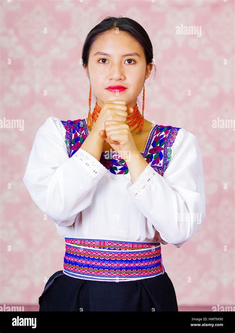 Mujer Joven Portando Vestimenta Tradicional Andino Mirando La C Mara