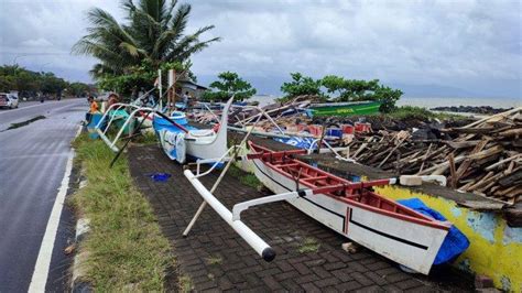 Cuaca Buruk Sejumlah Nelayan Di Manado Sulawesi Utara Parkir Perahu Di