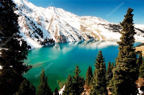 El Lago Big Almaty Se Encuentra En Las Monta As Zailijskiy Ala Tau A