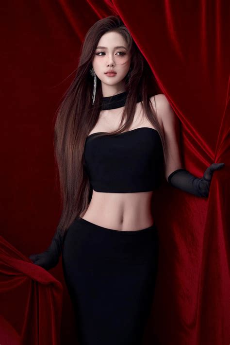 Tiền vệ Minh Vương hẹn hò với hot girl xinh đẹp nức tiếng Saostar vn