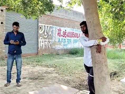 The Young Man Was Tied To A Tree And Beaten बाह में युवक की पेड़ से