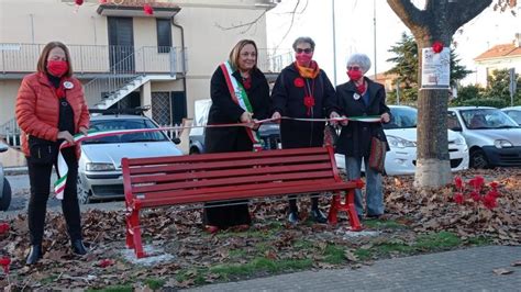 San Giuliano Terme Per Il 25 Novembre Due Panchine Rosse E Il