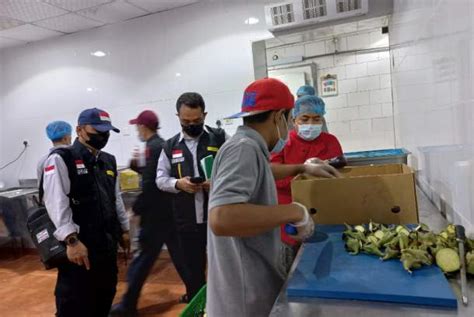 Maman Dan Kisah Di Balik Dapur Makanan Jamaah