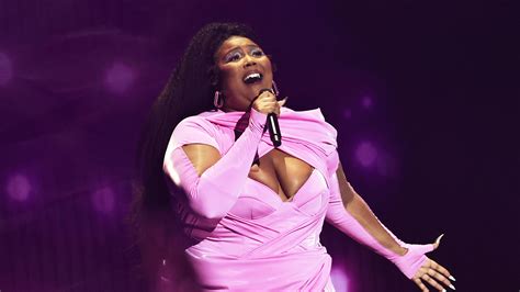 Lizzo Performs Her New Song Be Loved At Mtv Vmas Watch Video