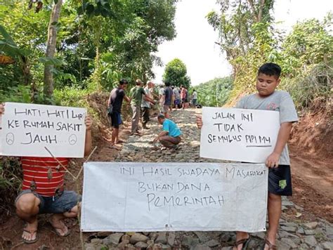 Tahun Tak Tersentuh Pembangunan Warga Cinoyong Carita Bangun Jalan