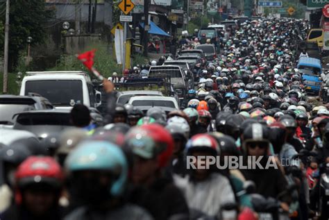 Kepadatan Jalur Wisata Di Kawasan Puncak Bogor Republika Online