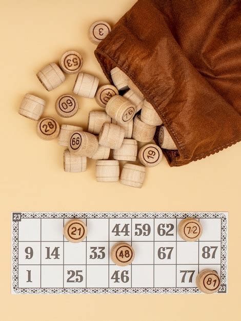 Barils De Loto En Bois Avec Sac En Tissu Et Carte De Jeu Sur Fond Beige