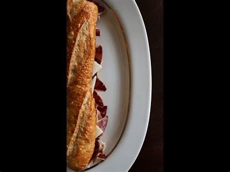 Descubre cuántas calorías tiene realmente un bocadillo de jamón serrano