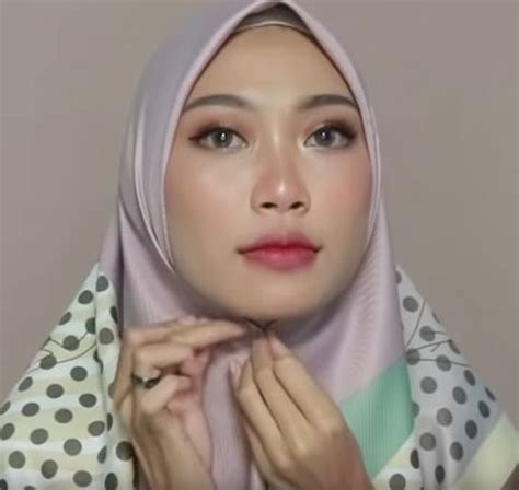 Tutorial Hijab Segi Empat Menutup Dada Untuk Wisuda Newstempo