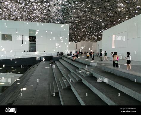 Il Louvre Abu Dhabi negli Emirati Arabi Uniti è il più grande museo d